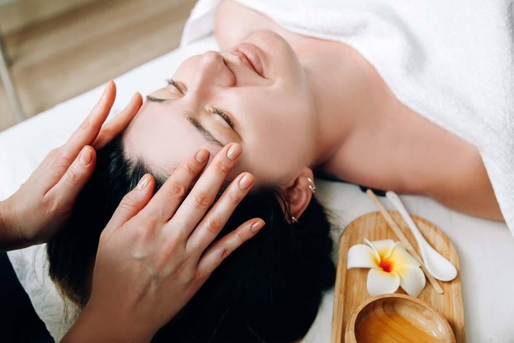 A women feeling calmfull lying on the spa bed